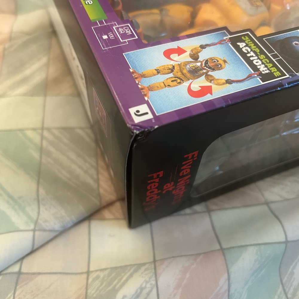 Five Nights at Freddy’s Withered Chica with Office Jazwares - Picture 3 of 11